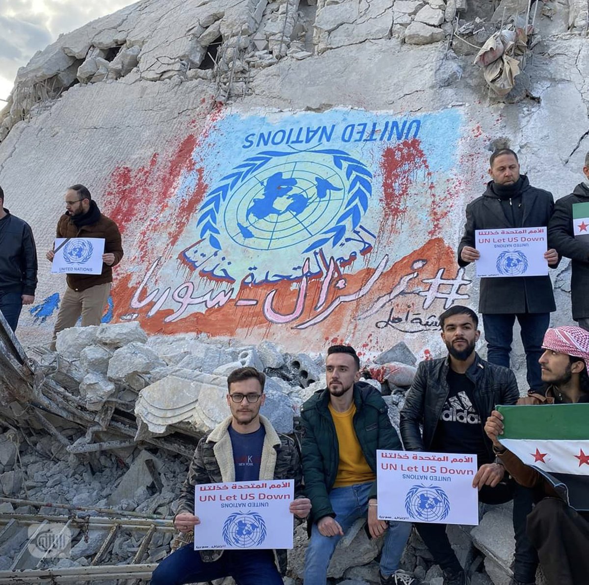 Charles_Lister's tweet photo. "The 'United Nations' let us down."

- That's a phrase being chanted across NW #Syria today -- with upside-down @UN flags being placed &amp; flown around the region.

It is absolutely critical that @UNReliefChief Martin Griffiths pays a visit to the area -- it's entirely do-able. https://t.co/gnRJImPNHE