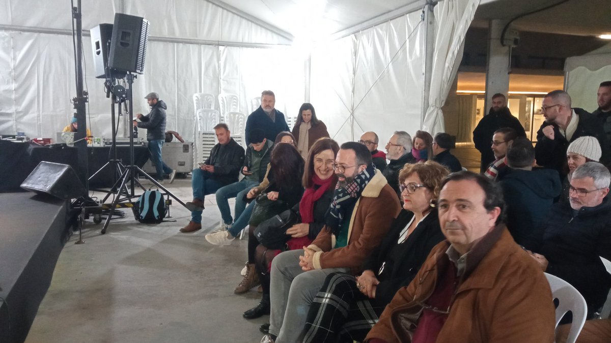 AcpvAlacant's tweet photo. Aquest cap de setmana se celebra la @placadelllibre d'#Alacant, i com cada any hi participem amb l'organització del concert del dissabte 🎶
🎤Ara mateix gaudint de la dolça veu i la música de @maria_faubel 😍 Un tancament de jornada perfecte 😊

I demà més , us hi esperem ‼️ https://t.co/01VAXjW8je
