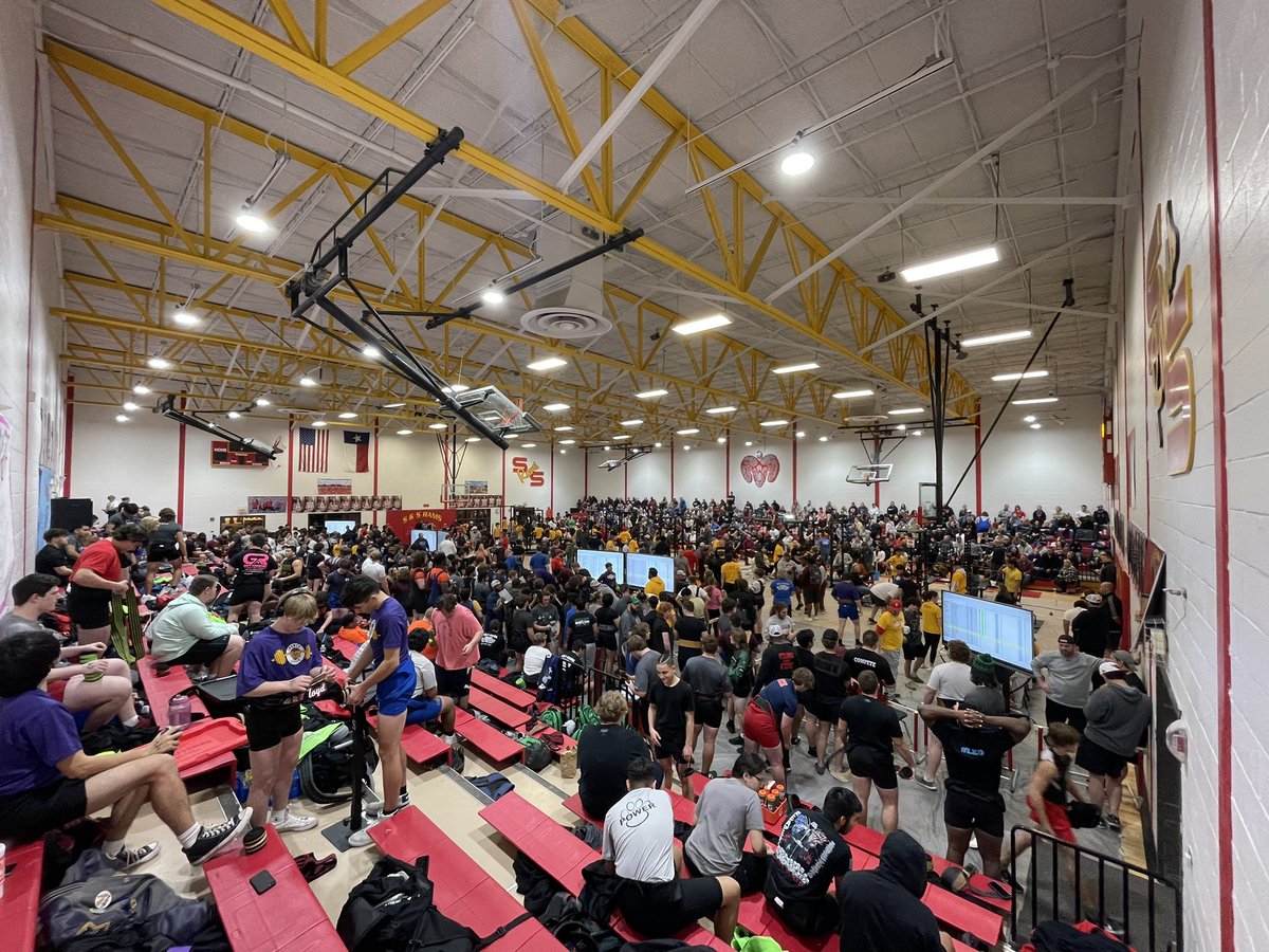 SSAthleticBC's tweet photo. Full house and some insane numbers going up today! #squat #bench #deadlift 
@sscrams https://t.co/GkVWY4YT3n