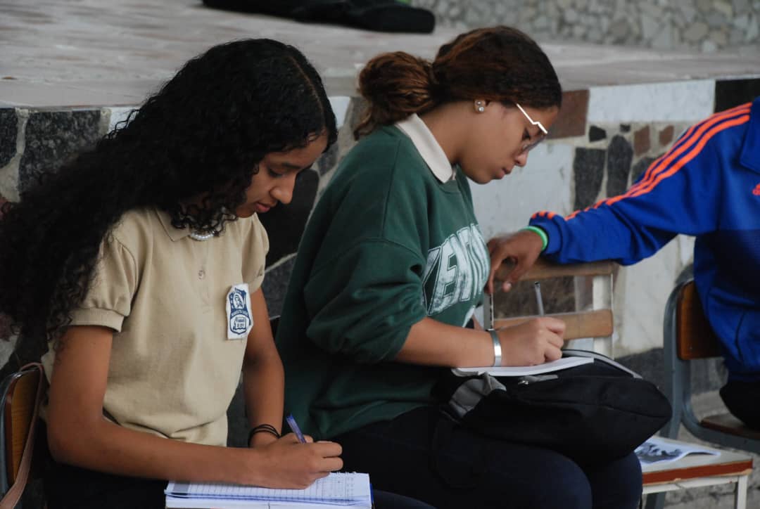En #Zamora difundimos y debatimos la Ley de Participación Estudiantil en la Educación Básica. Junto a la Diputada  a AN Azucena Jaspe, Jóvenes estudiantes y el Poder Popular

¡Vivan nuestros estudiantes!

@jorgerpsuv
@AzucenaJaspe_  #SerieDelCaribeGranCaracas 
#SiSePuedeVenezuela