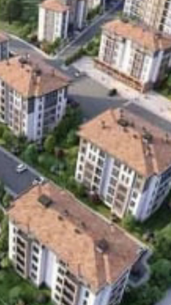 Burası K. Maraş Elbistan  depremin merkez üssü . Değrem  burayı 2 defa vurdu Sağdaki konutları Toki yıllar önce yaptı. Buradan bende ev bakmıştım . Soldaki konutları toki yeni yaptı 12/2022 de teslim etti 2023 de yeni taşındılar. Yıkılan bina yok . Teşekürler TOKi