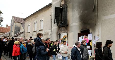 titrespresse's tweet image. (La Provence): Aisne: marche blanche en hommage à une mère #et ses sept enfants tués dans un incendie : #IMGLP-2-#Quelque 1.500 personnes, selon la gendarmerie, ont défilé samedi à Charly-sur-#Marne (Aisne) lors d'une marche.. titrespresse.com/10873402212/im…