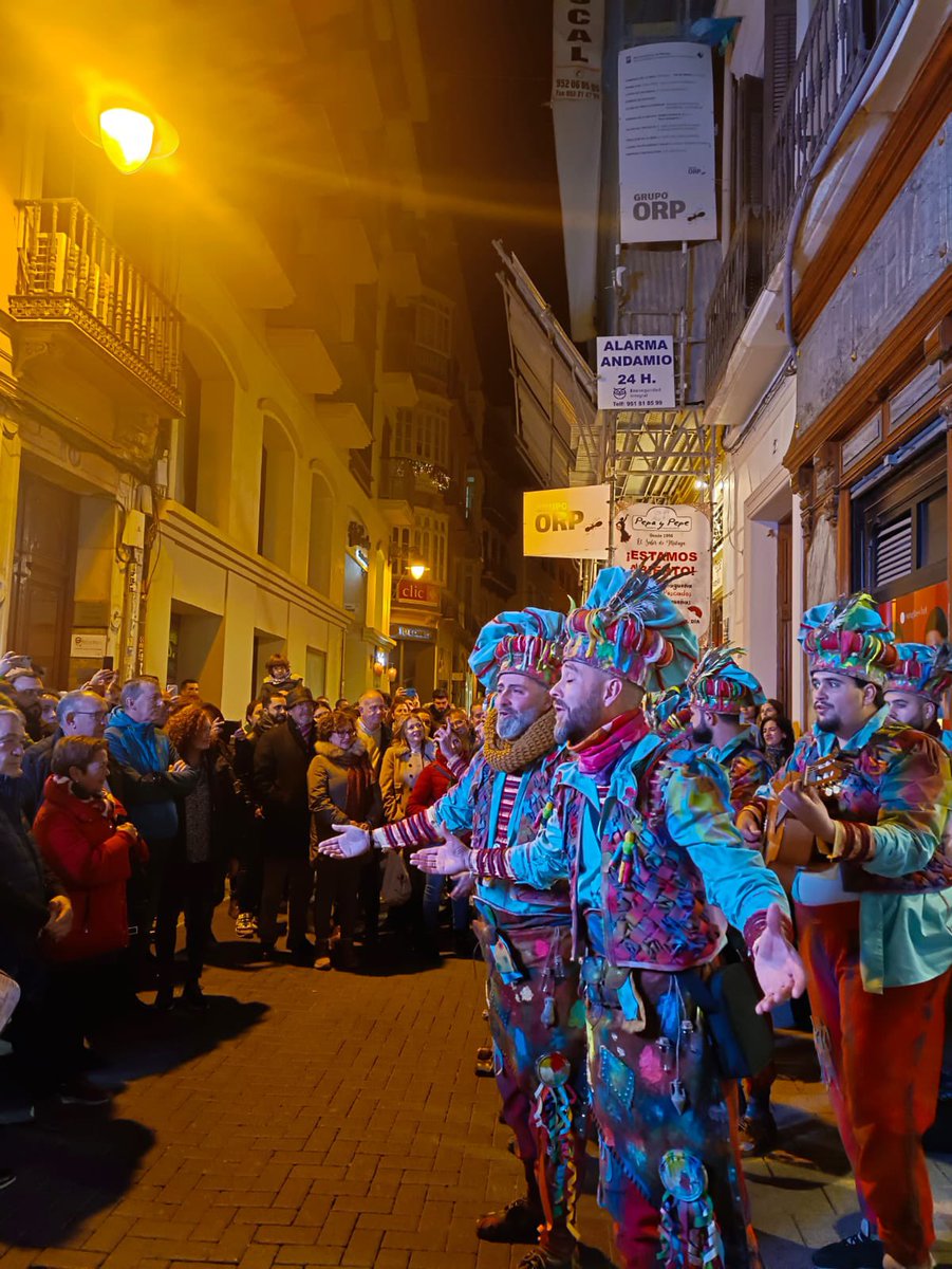 Comenzando a disfutar y sentir la calle 🥰 Y ahora… ¡A deleitarnos con el pregón de Paqui Prieto! <a href="/CarnavalMLG/">Carnaval de Málaga</a> #carnavalMLG