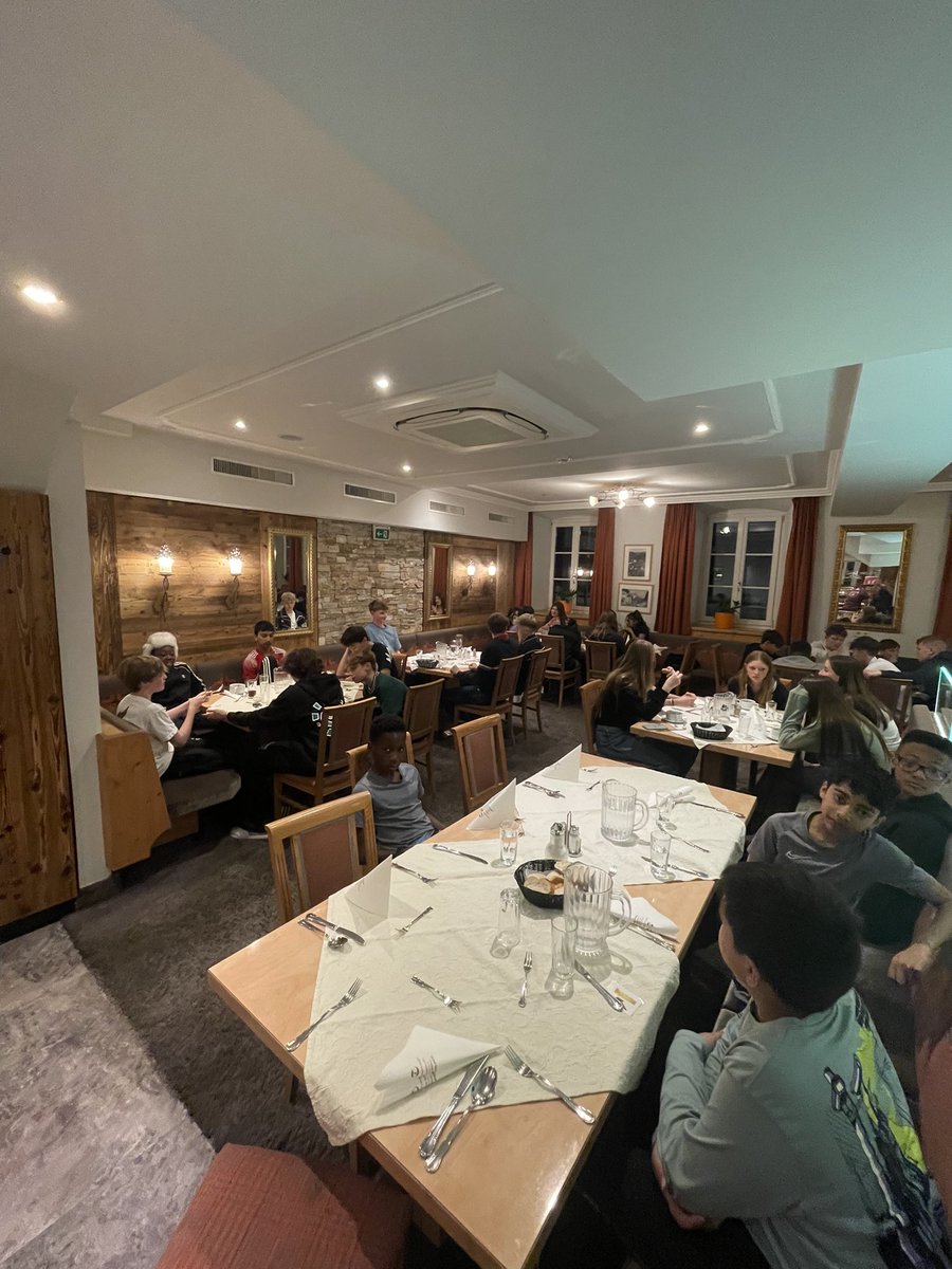 rrsski's tweet photo. Saturday night dinner @HotelDollinger https://t.co/nOM7HdVQ7b