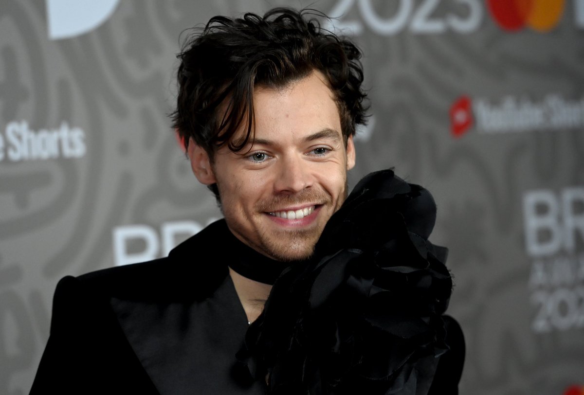 smileyrrybot's tweet photo. absolutely beautiful in all black https://t.co/e81gcrQDky