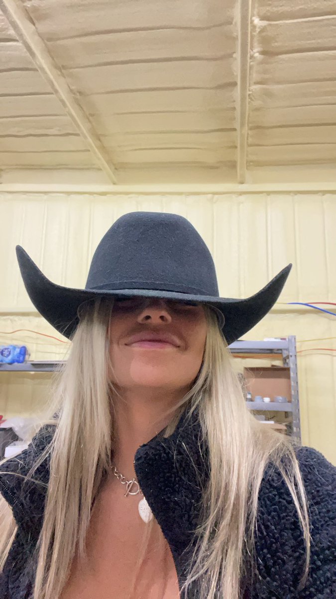 Gabriela🖤 ️‍🔥 on Twitter: "RT @barbiebrookeecc: Bedroom Cowgirl"