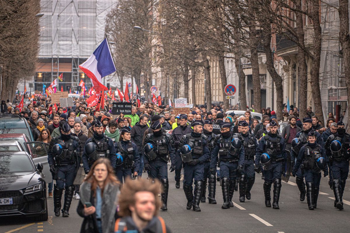FelixLebelle's tweet photo. Plus de 70000 personnes ont manifesté contre la réforme des retraites à Lille ce 11 février, et 2,5 millions en France.  Partant de Porte de Paris à 14h, le mouvement a fait le tour de Lille, pour finir Place de la République à 18h.
À retrouver ici : https://t.co/gMNFZRZKbQ https://t.co/3apcAKvwDm