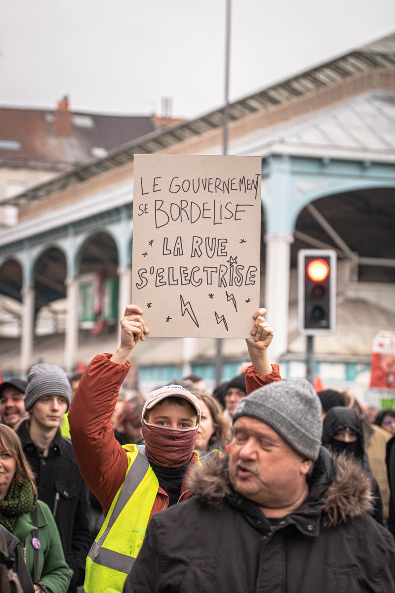 FelixLebelle's tweet photo. Plus de 70000 personnes ont manifesté contre la réforme des retraites à Lille ce 11 février, et 2,5 millions en France.  Partant de Porte de Paris à 14h, le mouvement a fait le tour de Lille, pour finir Place de la République à 18h.
À retrouver ici : https://t.co/gMNFZRZKbQ https://t.co/3apcAKvwDm