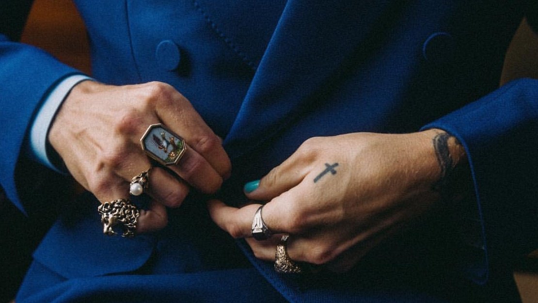 hs3rck's tweet photo. harry's hands are literally art https://t.co/AdpJb4R4Z0