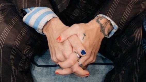 hs3rck's tweet photo. harry's hands are literally art https://t.co/AdpJb4R4Z0