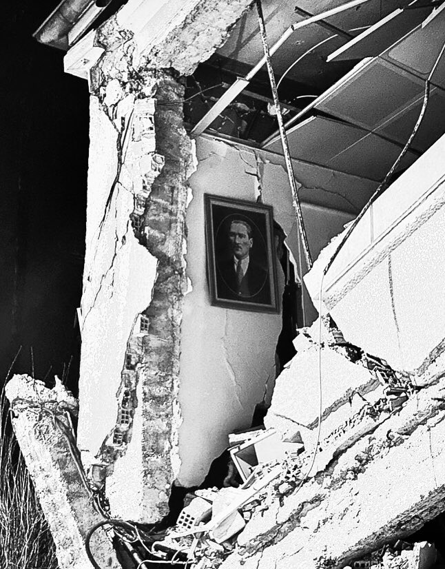 Her felakette koşulsuz kenetlenen bir
MİLLET OLMAYI SANA BORÇLUYUZ...
🇹🇷🇹🇷🇹🇷