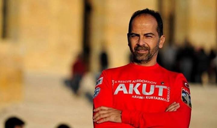 TurkcuPaylasim's tweet photo. 🗣️Nasuh Mahruki: 

"Biz nerede TSK diyoruz? Arkada çorba dağıtan 8-10 tane eri gösteriyorlar.  Biz TSK'nın bu afetin komuta, kontrol, koordinasyon, ulaşım, iletişim, güvenlik,... her türlü şeyi organize etmesinden afeti yönetmesinden bahsediyoruz." https://t.co/mK9p4ZkGLs