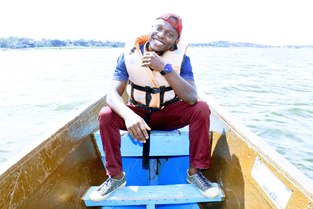 kimboydganto's tweet photo. Don't mind about my smile. I pity for my country,,, #Uganda https://t.co/pXXU5ChgOq