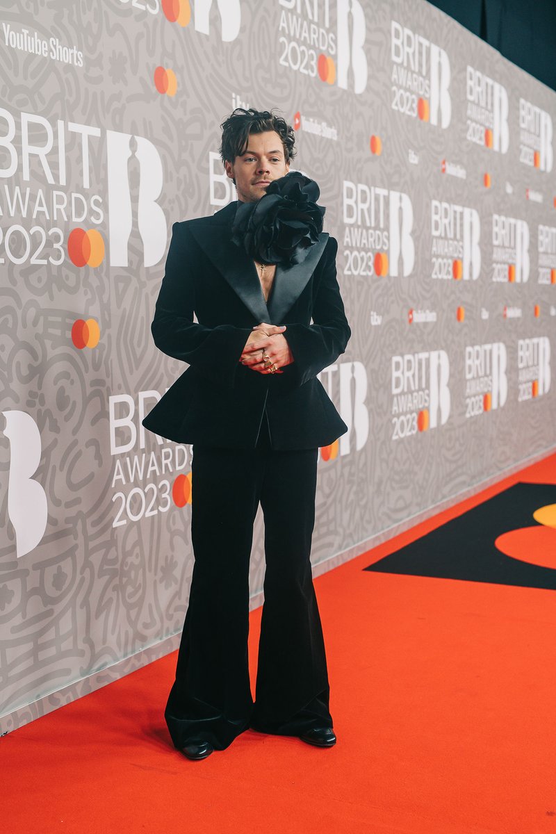 Look who’s in the house <a href="/Harry_Styles/">Harry Styles.</a>🏠#BRITs #Priceless