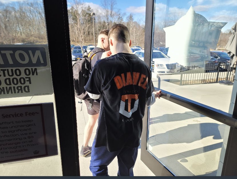 LetMeTalkToYaa1's tweet image. Heading out for a break after our 2nd Victory @EZoneMedia and @ContenderHV NY event. Round 4 of the loser’s bracket here we come! @3Diavel @Trimmi3r @Pazelisbad @sypnatik @CallofDutyAgent @PGL_COD @PrimetimeSZN #ProveYourself