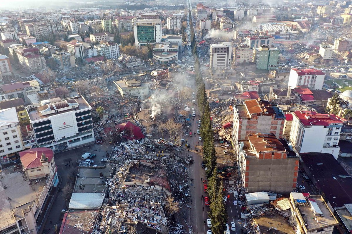 Her gün bir yanımız ölüyordu şimdi her yanımız öldü.