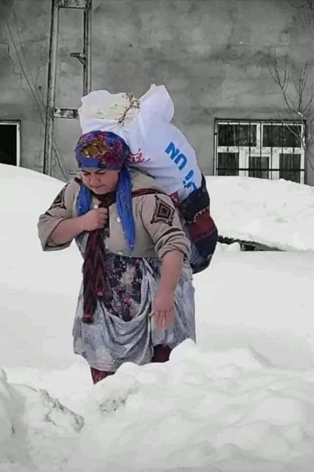 Hakkari / Şemdinli’li bir anamız 
Pişirdiği ekmekleri sırtlamış, deprem bölgesine gönderilmek üzere, kar kış yollar kapalı demeden düşmüş yollara ..

Hani dedik’ya burası Anadolu ..!!!

Burası TÜRKİYE 🇹🇷