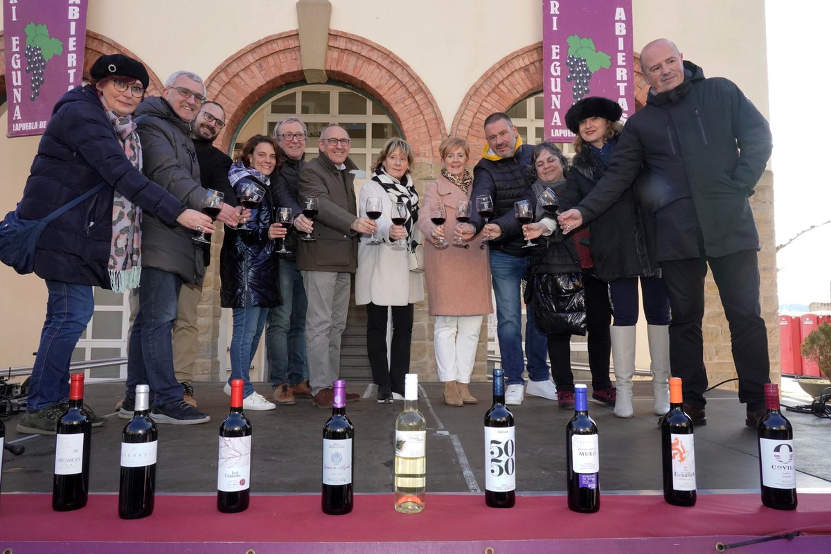 industriaEUS's tweet photo. 🍇🆕 Hoy se ha celebrado en Lapuebla de Labarca el #Uztaberri Eguna, jornada en la que las y los vinicultores dan a conocer los vinos fruto de la última vendimia y los datos del 2022: las exportaciones de Rioja Alavesa alcanzaron los 21 M de litros.
📎 https://t.co/xJHMX6iVAx https://t.co/gKM7y1SRkY