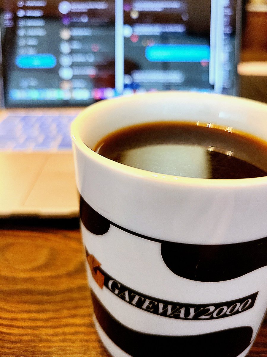 Thom4227's tweet photo. Guten späten Morgen ☕️
Hope the weekend is off to a pleasant start for everyone

Vintage modern -- why yes, that is a #Gateway2000 mug https://t.co/pZSUl91DBs