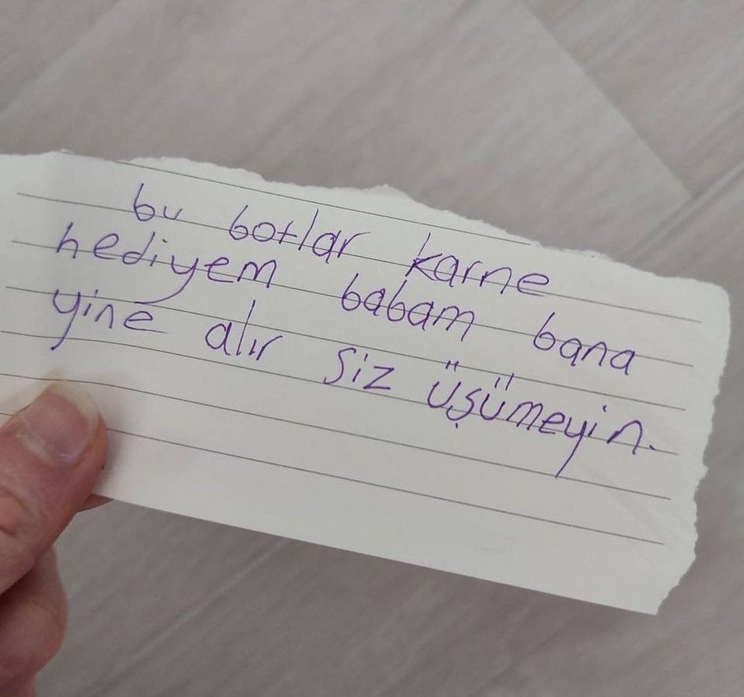 Ayağındaki botu depremzedelere veren çocuk :
"Bu botlar karne hediyem, babam bana yine alır. Siz üşümeyin..."