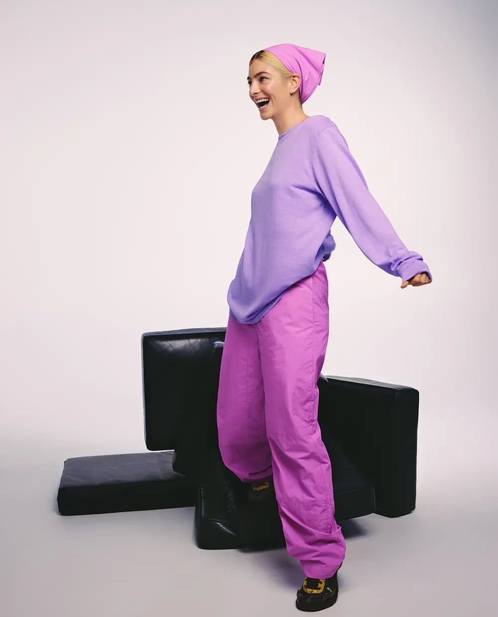 LordeUpdatesBR's tweet image. Lorde has ONCE AGAIN talked about releasing a new album earlier than usual 

“It’s always my intention, to move as quickly as I can and then that ends up taking different forms. But this one, I really am trying to. I don’t want to wait, you know, so take from that what you will”