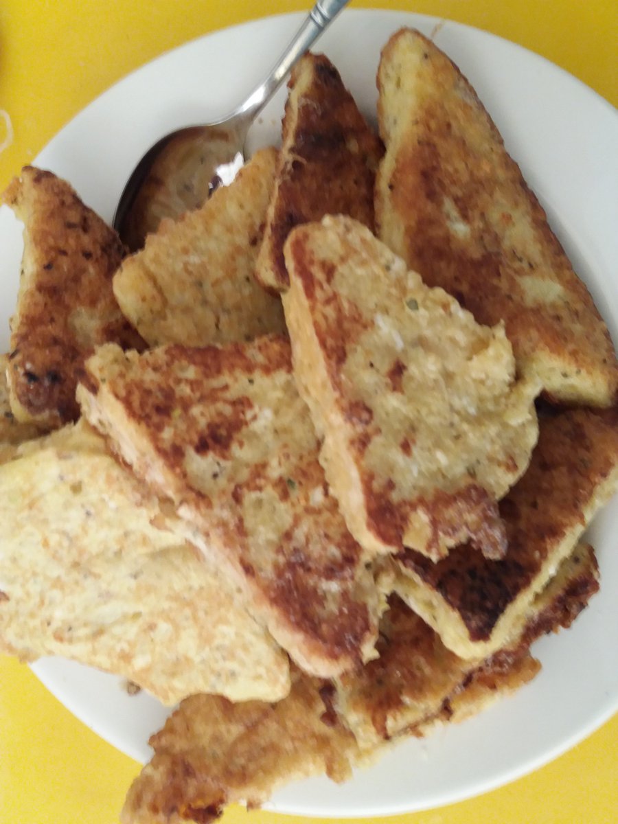 ElDaka22's tweet photo. que #algun #nutriologo me diga #cuantas calorias tiene mi #pan #Frances lleva 4 huevos ajo sebolla chiles verdes y 3 rebanadas de pan de caja que hice en peso en seco de harina son 400 gramos o para que se dimensione mejor el equivalente a un #Bimbo grande (peso en humedo) https://t.co/xAkNAxw6MV