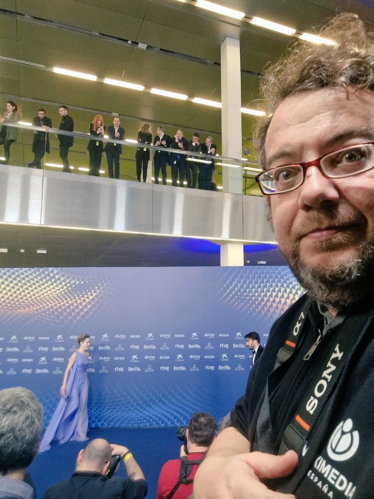 FlorenClaes's tweet photo. Este señor, año tras año, va como voluntario a hacer fotos a la alfombra roja de los Premios Goya. Gracias a su generosidad, muchísimos artículos de Wikipedia tienen foto y el mundo entero puede poner caras a la industria del cine.🥰 @pedrojpacheco 😍 @PremiosGoya @wikimedia_es https://t.co/pLo58FVOIo