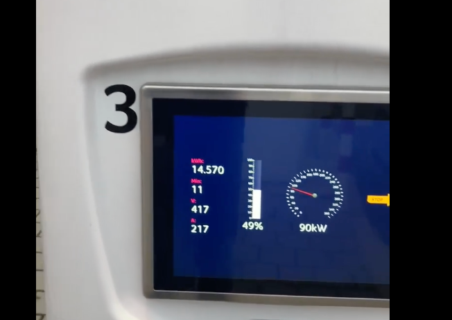 electricfelix's tweet photo. Oh yeah don't think cold gate is an #800V thing, or a Korean thing or whatever, look at this EQS 450+ spotted by Marcel van den Hul on the way to Austria today:
eleven minutes, 14 kWh.... 49% SoC at IONITY 🇩🇪
#coldgate
is VERY real
#Mercedes
for reference @Fastned curve added https://t.co/S75EwY1X9x
