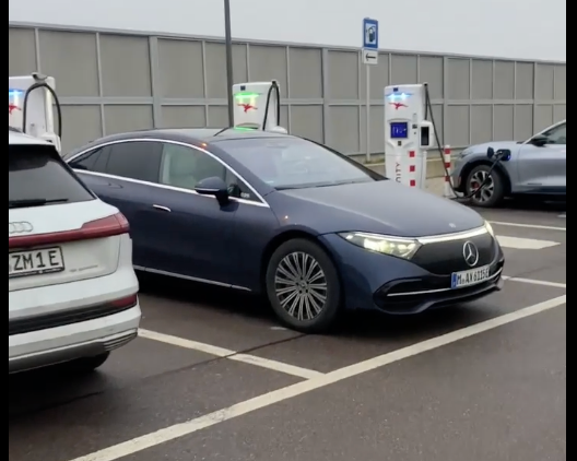 electricfelix's tweet photo. Oh yeah don't think cold gate is an #800V thing, or a Korean thing or whatever, look at this EQS 450+ spotted by Marcel van den Hul on the way to Austria today:
eleven minutes, 14 kWh.... 49% SoC at IONITY 🇩🇪
#coldgate
is VERY real
#Mercedes
for reference @Fastned curve added https://t.co/S75EwY1X9x