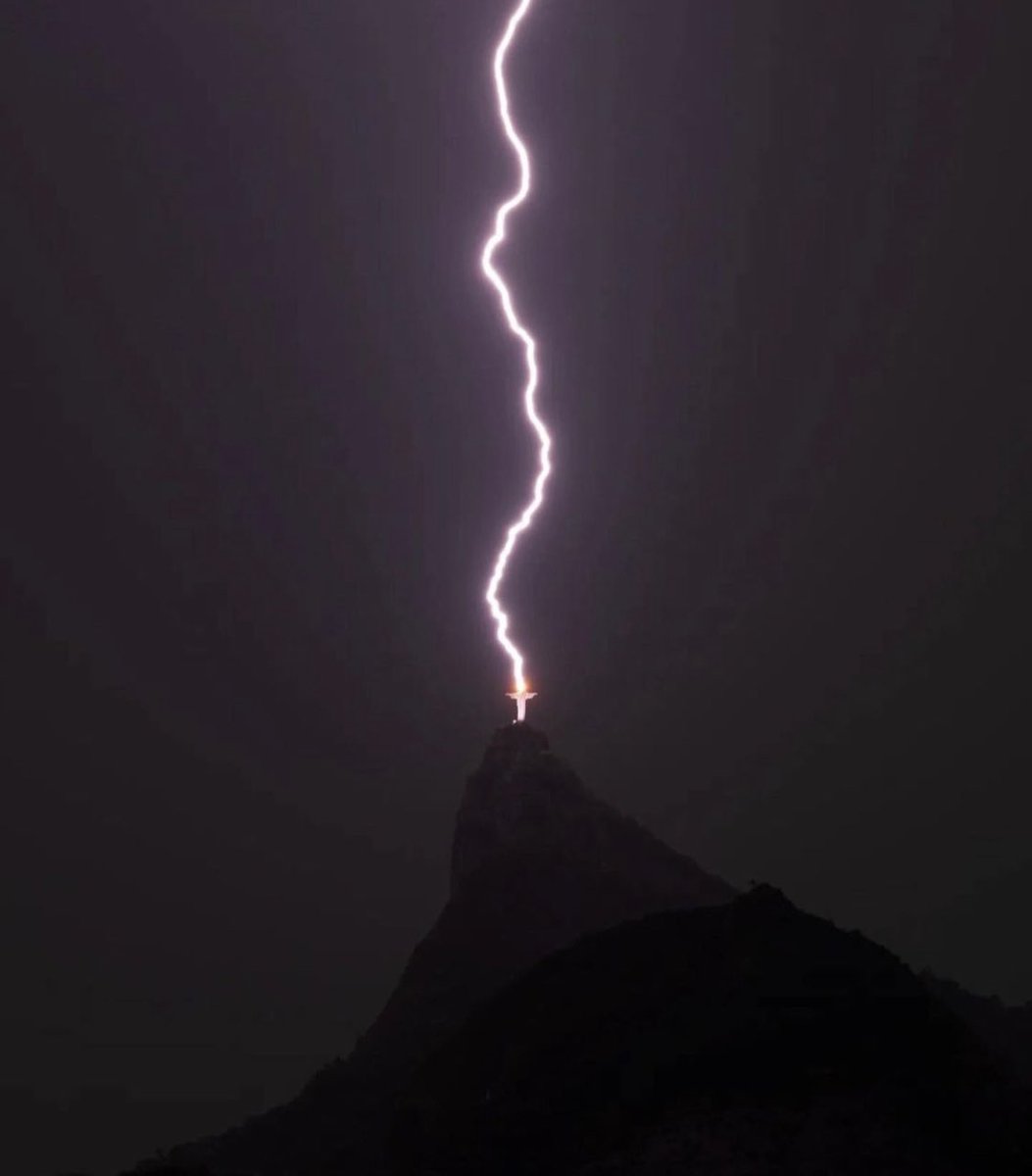 alilmoonn's tweet photo. Incredible photos of Christ the Redeemer statue being struck by lightning last night in Rio de Janeiro, Brazil https://t.co/dEQ6qj7Gxx