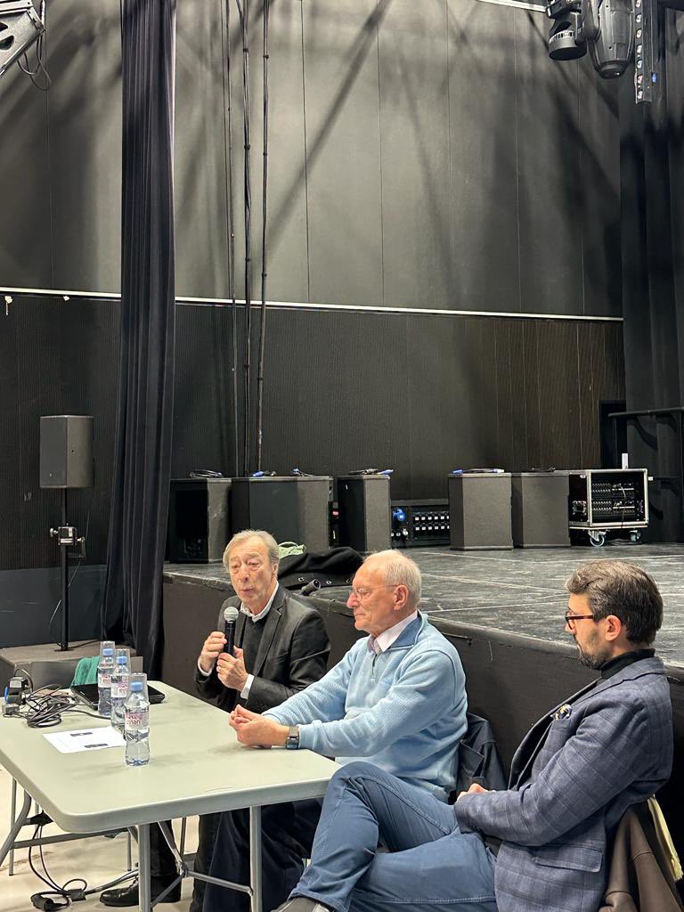 Une belle réunion ce matin à Antony autour de Georges Siffredi, Jean-Yves Sénant et Véronique Bergerol pour échanger sur l’actualité politique et la reconstruction de notre parti. C’est grâce à vous les militants que nous redeviendrons un grand parti populaire. 🇫🇷