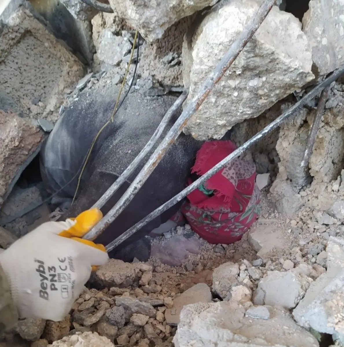 Bu görüntü beni çok etkiledi 
Namazda Vefat Eden Bir Ablamız…
#AhbapDernegi #deprem #Tuerkei