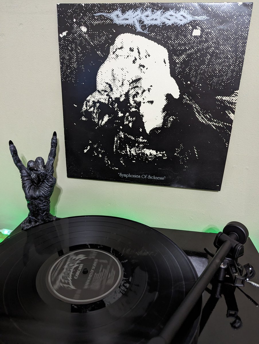 #NowPlaying #deathmetal 
Carcass - Symphonies of Sickness. This is my original version from 1989, a sick and gory masterpiece with that sludgy production from Colin Richardson #musiclovers
#vinyljunkie #vinyladdict @CarcassBand #ClassicAlbums