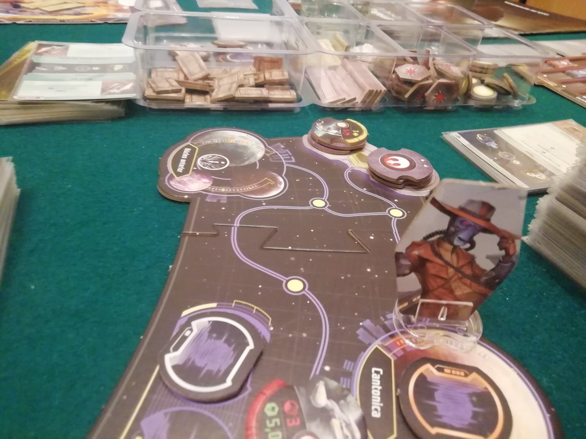 JuliusLFairfax's tweet photo. Tarde divertida jugando a #ElBordeExterior con @shaamehd y Buga. Bobba Fett y su copiloto Chewbacca a los mandos del Halcón Mileario se han alzado con la victoria. https://t.co/y8FdeGYfx2