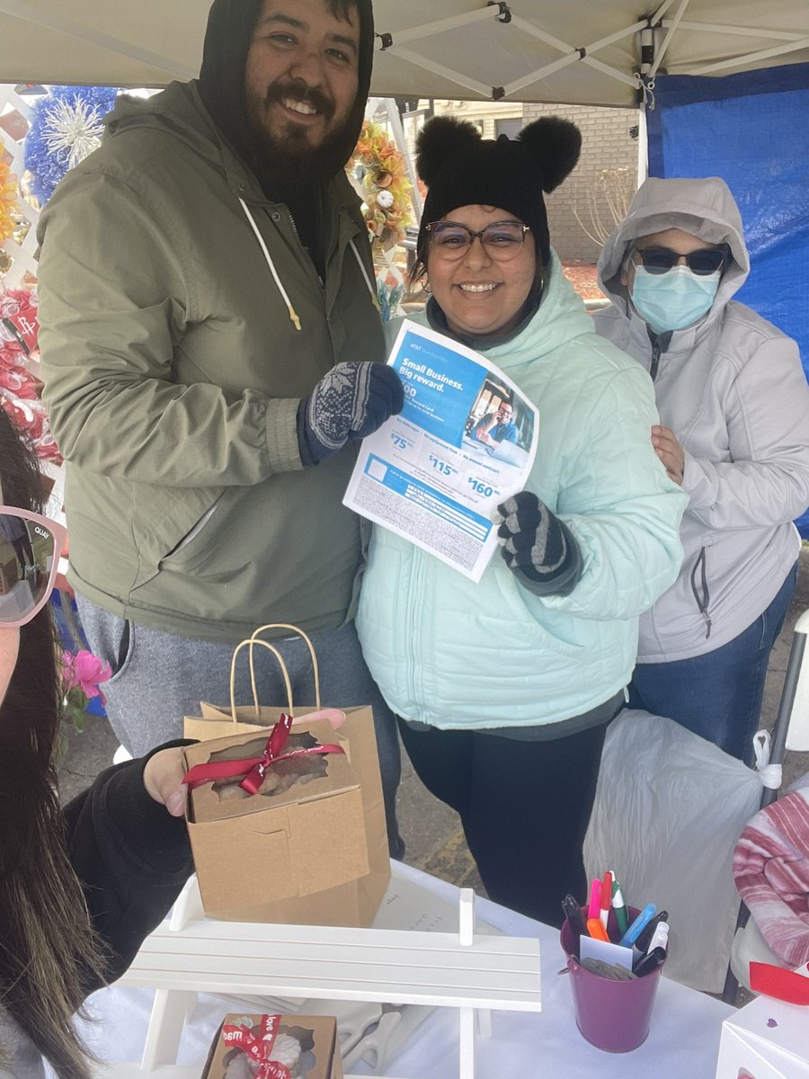 MobilyDH_ATT's tweet photo. At the Pasadena market letting our small businesses know what ATT has to offer. #ATT #SmallBusiness #PASADENAMARKET @CanasofSTX @OcampoSTX https://t.co/AsibcSAzmd