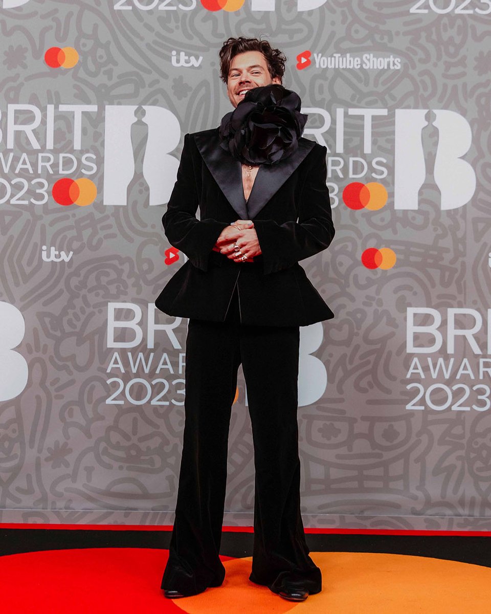 BRITs's tweet photo. These new @Harry_Styles pics are now my personally trait #BRITs https://t.co/sGrBBNsyMo