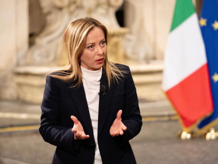 “Se aprobarán algunas leyes que penalizarán el uso del pronombre "elle", "binario" y "trans" de todo documento oficial de identidad, registro civil e instituciones educativas”

- Giorgia Meloni