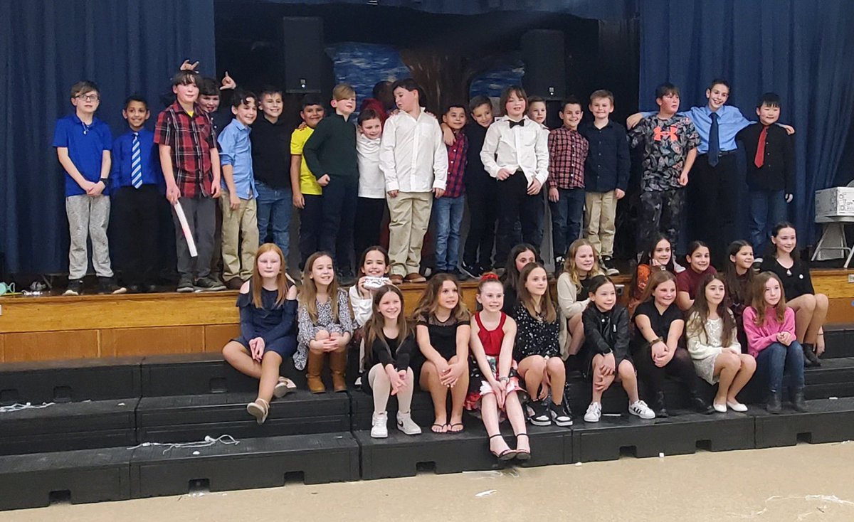 PrncipalBeekman's tweet photo. Fourth Grade students had a blast at the Snowflake Social!! Thank you to our awesome PTA for hosting this fun event! https://t.co/PmeuOK10qa