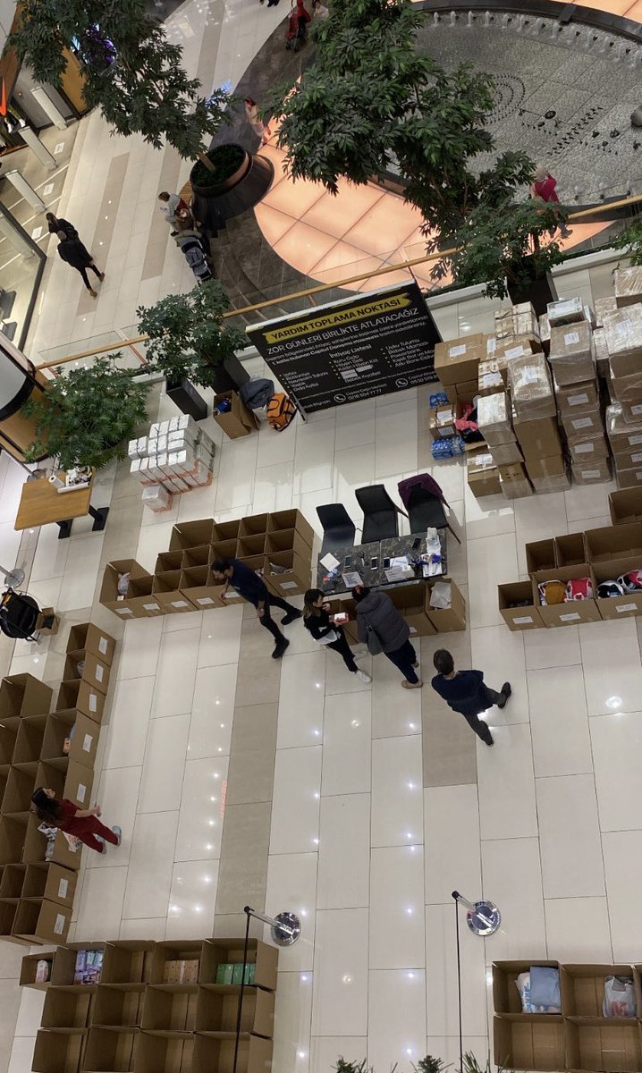 Gerçekten böyle bir zamanda avm ye gelip sinemaya giren gülen eğlenen keyfi alışveriş yapan insanlar görüyorum sebeb bunlar değil bu olmalıydı çok takdir ettim 👏🏻 capitol avm