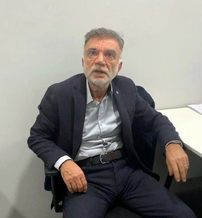 ilyassalmansm's tweet photo. İki resim arasındaki yedi farkı bulun. Veya durun, ben söyleyeyim. Benim necip halkım küçük hırsıza ceza kesmeyi çok iyi bilir. https://t.co/3a4EQ1aSYj