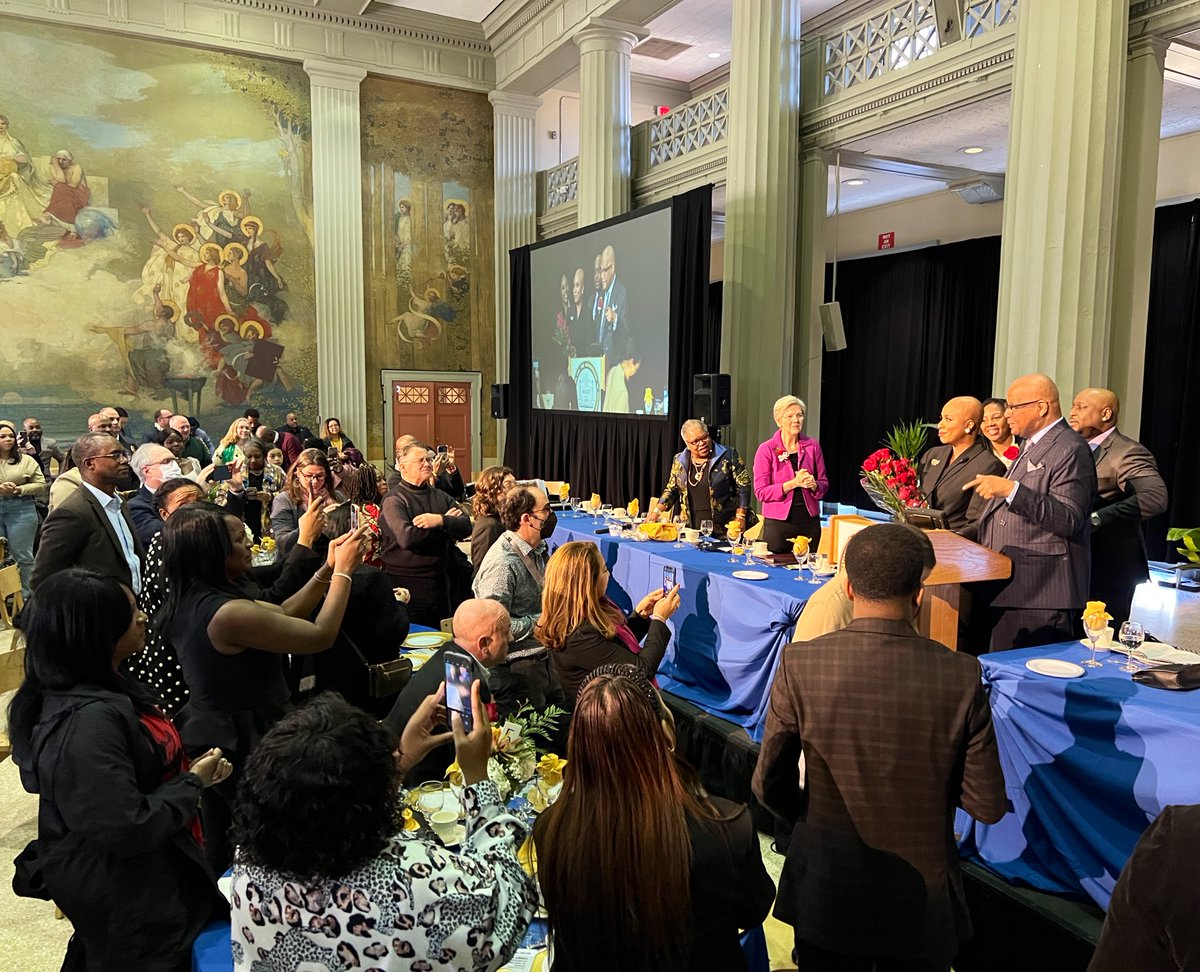 Thank you to @Cambridge_NAACP for hosting the 37th Annual Rev. Dr. Martin Luther King, Jr. brunch this morning. Congresswoman <a href="/AyannaPressley/">Ayanna Pressley</a> delivered an inspired and moving keynote address, after an incredible introduction by <a href="/ewarren/">Elizabeth Warren</a>. Congrats to all of today’s award winners!