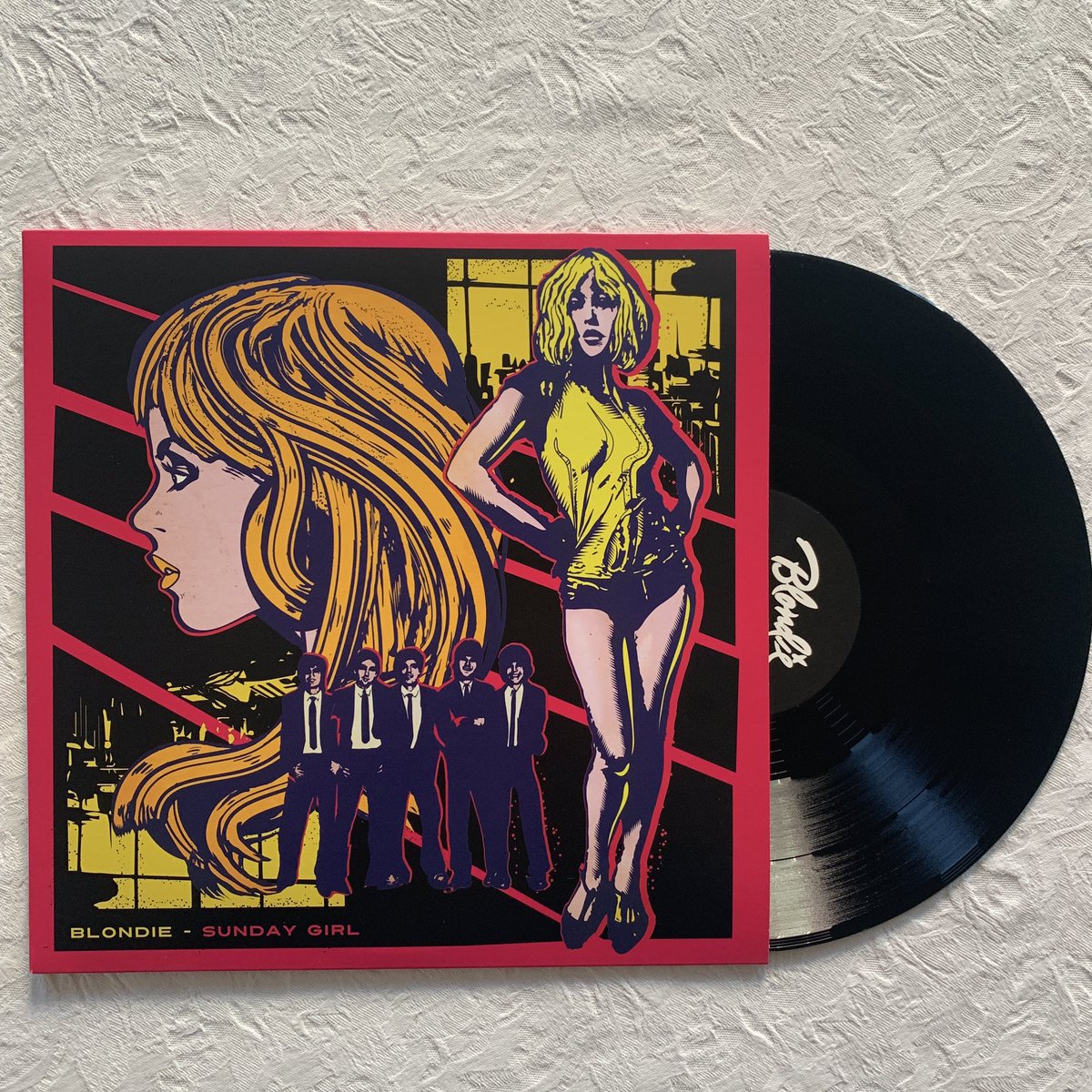 Well this superb @BlondieOfficial #AgainstTheOdds graphic novel was well worth the wait! Amazing artwork, prints, and Sunday Girl EP. Thank you Mrs P for such an amazing b-day gift.
Blondie is a group!