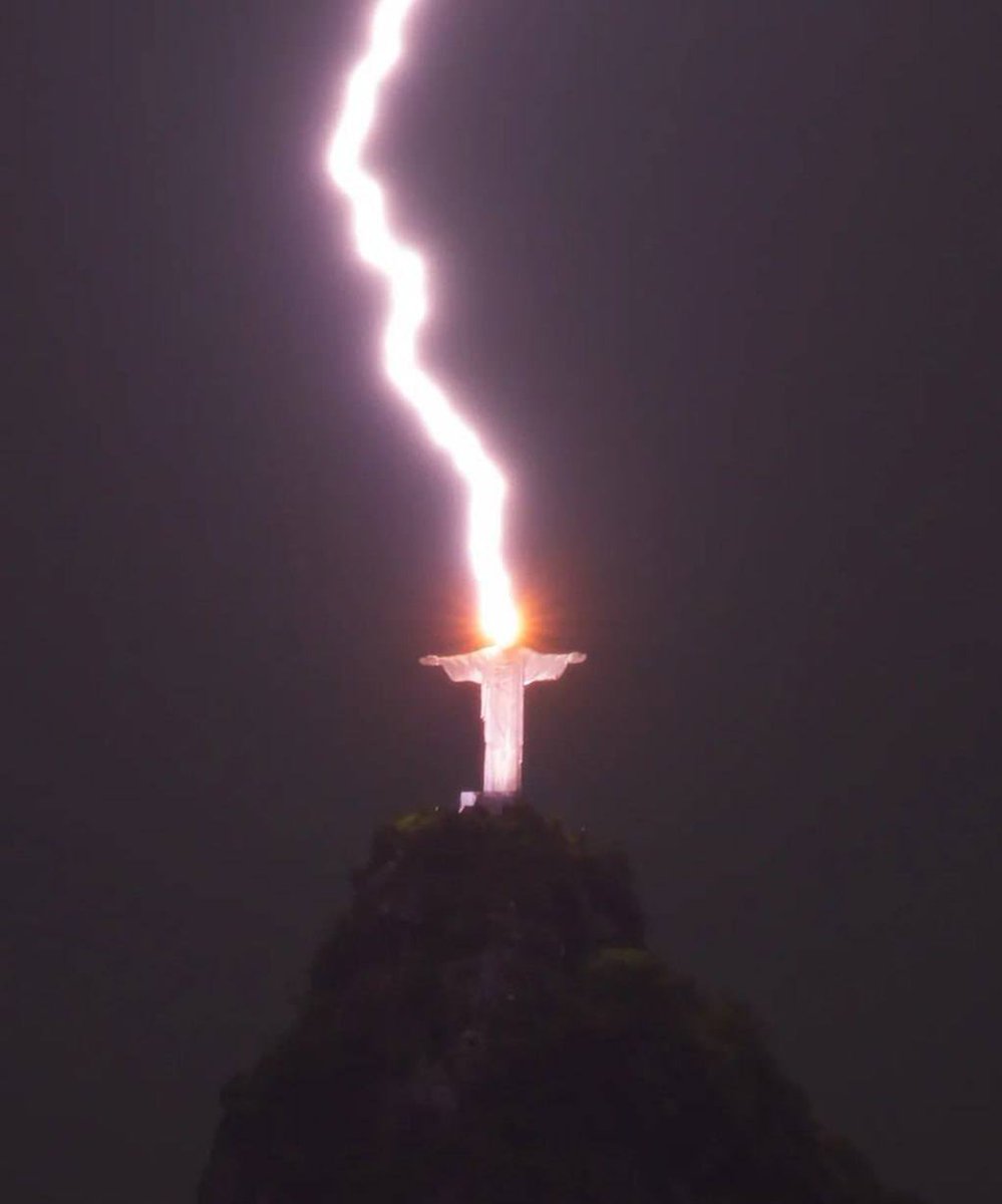 PopBase's tweet image. Lightning strikes Christ the Redeemer statue in Rio de Janeiro, Brazil.