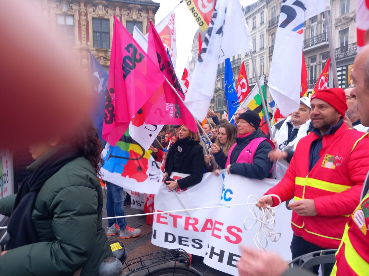 leSNU62twitte's tweet photo. 📢 #retraite #4round Encore une énooOOOrme mobilisation contre cette #RéformedesRetraites injuste et brutale ce samedi #11fevrier à #lille 💪💪💪 70 000 manifestant-es 👍 @FSU_SNUipp @FSUSNUIPP59 @FsuNationale @FSUHauts_France https://t.co/srVjQp4nC5