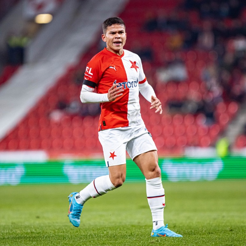 slaviaofficial's tweet photo. 💬 „Lindži s Jurasem se mě zeptali, jestli ho chci kopat a já přitakal. Domluvili jsme se, že kluci míč přeběhnou a na mně bude střela. Ukázalo se to jako dobrý plán,“ popisuje domluvu před exekucí přímého kopu střelec první branky Ewerton. 🇧🇷 #slabrn