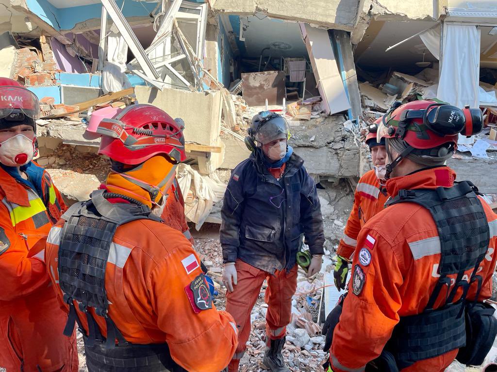 ABartkowiak_PSP's tweet photo. 👨‍🚒🐕🇵🇱🇹🇷#MisjaTurcja 
Sobota (11 lutego 2023 r.) - Nasi w strefie działań poszukiwawczo - ratowniczych ❤️🇵🇱💪🏻👍🏻✌🏻

@MSWiA_GOV_PL  @eu_echo @PLinTurkey 
📸 USAR Poland https://t.co/z5CAfISC72