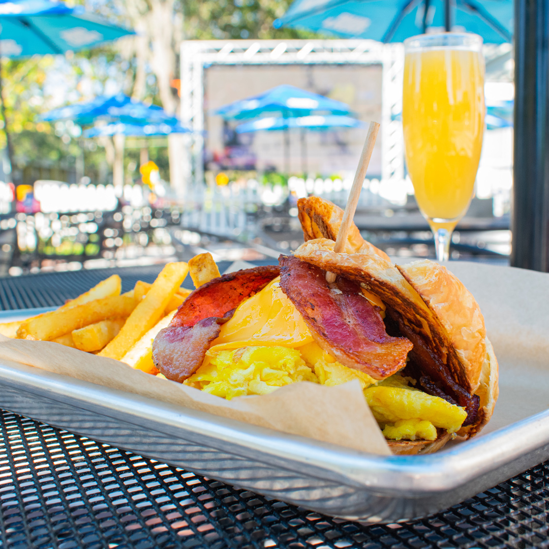 SwampRestaurant's tweet photo. Brunch & Super Bowl Sunday at #TheSwampRestaurant are calling your name π₯
Brunch from 10-3PM & stay to catch the #SuperBowl on all of our TVs! We'll have the #SquareBoard, #Budlight prizes after every quarter & all the alcohol you'll need to watch the game with your budsππΊ https://t.co/FuH3izoROK