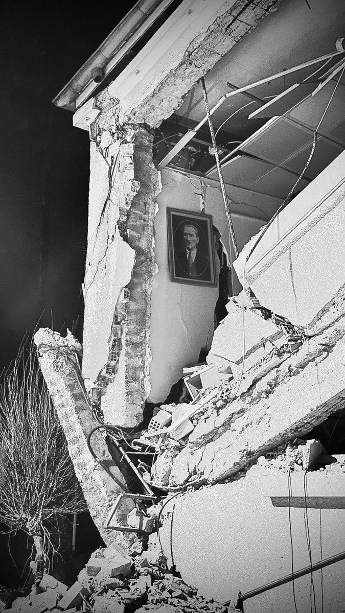 Efendiler, dünyada her şey için, maddiyat için, maneviyat için, hayat için, başarı için en hakiki yol gösterici ilimdir, fendir. İlim ve fennin haricinde yol gösterici aramak gaflettir, cehalettir, sapkınlıktır.

#MustafaKemalAtatürk - 22 Eylül 1924
(Samsun)

#Atatürk #Hatay