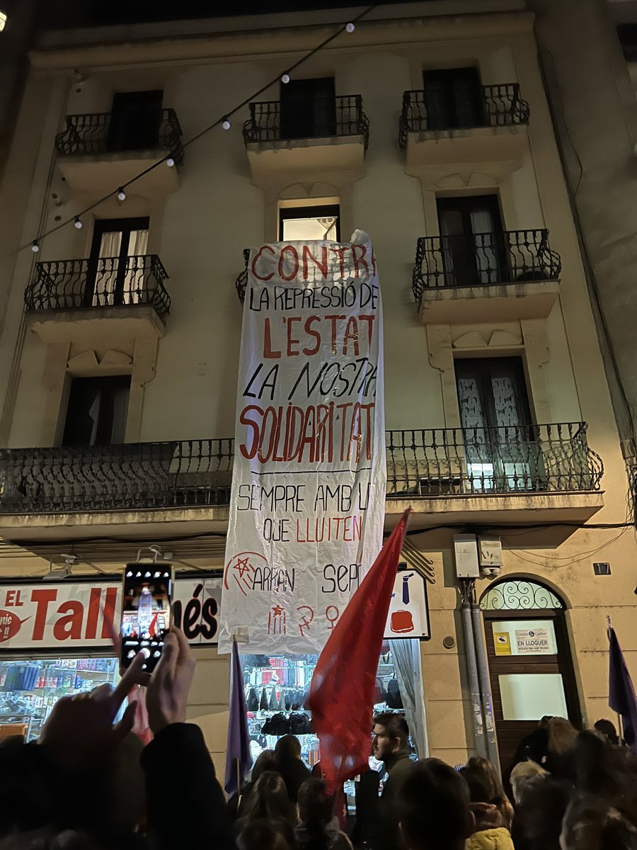 👉🏻 La solidaritat és la tendresa dels pobles.

💥 Avui som a Lleida, juntament amb centenars de persones, per donar resposta a les detencions dels nostres camarades de Ponent. 

✊🏼 Ho vulguin o no, #SeguemArran
