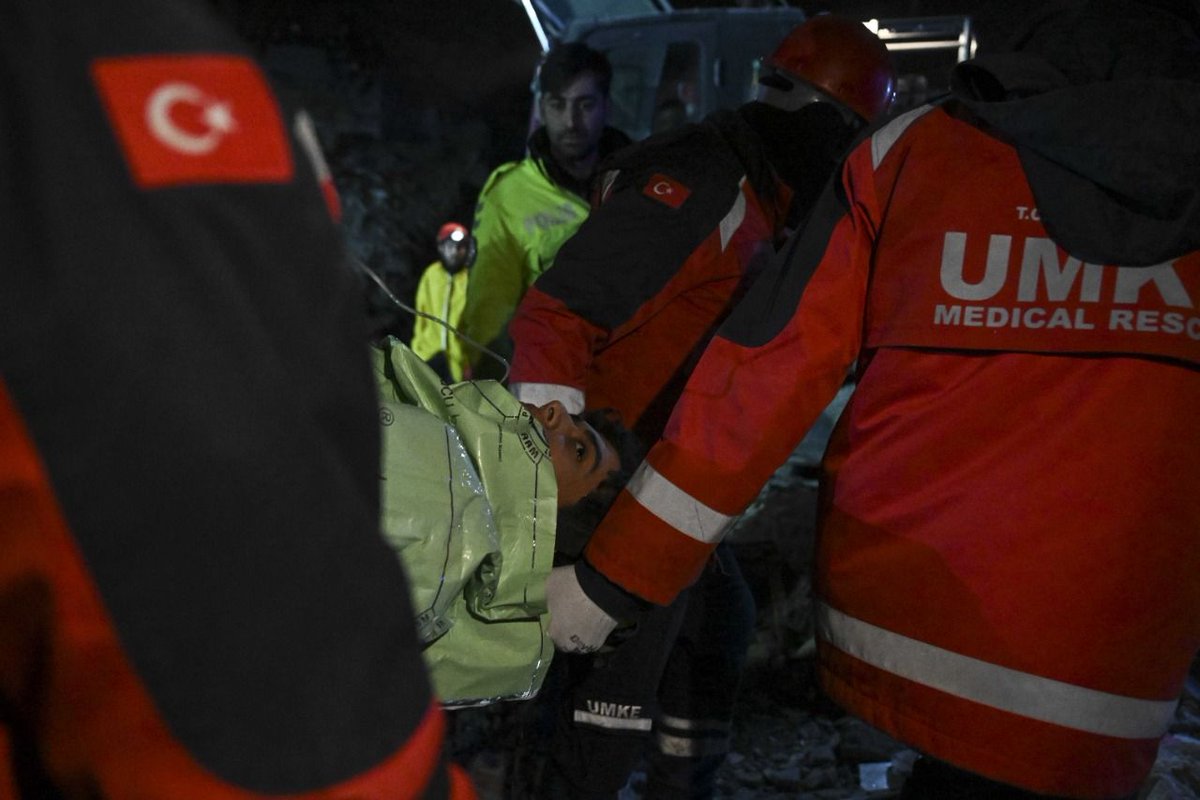 Kahramanmaraş'ta enkaz altında kalan anne, baba ve oğulları 138 saat sonra enkazdan kurtarıldı.